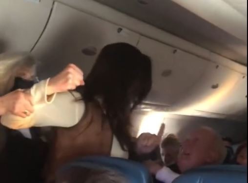 VIDEO: una mujer agarró a las piñas a un pasajero, por no querer usas tapabocas en el avión | Internacionales