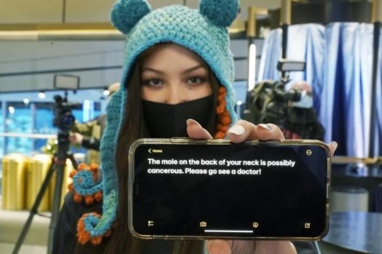 Estaba en un partido y una desconocida que le mostró su teléfono celular salvó su vida | Internacionales