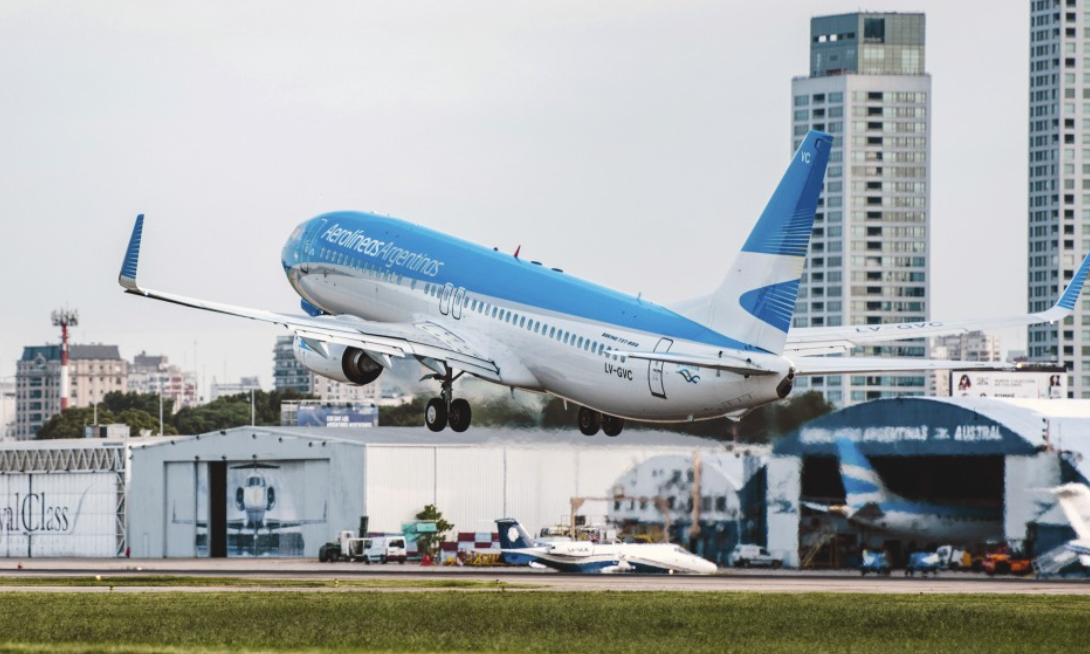Dos pasajeros que viajaban a Miami denunciaron que les robaron plata en un vuelo de Aerolíneas Argentinas | Internacionales