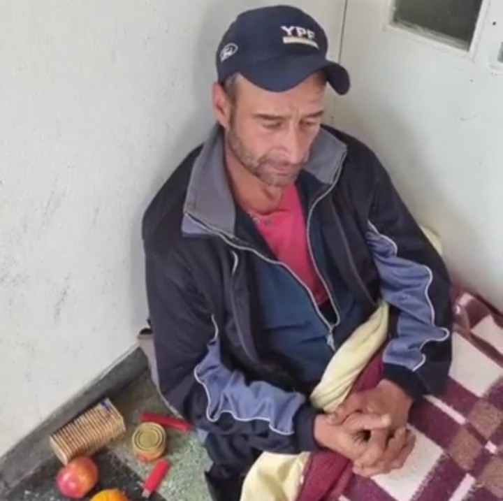 Video: duerme en la puerta de la Municipalidad tras denunciar que le usurparon la casa | Actualidad