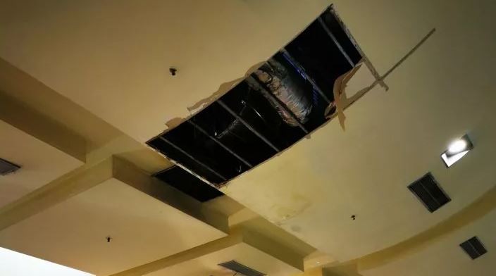 Se derrumbó parte del techo del patio de comidas del shopping Plaza Oeste: un bebé resultó herido | Actualidad