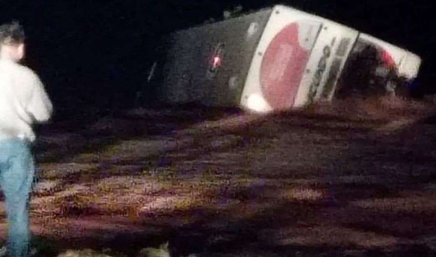 La Rioja: desbordó un río por un fuerte temporal y la corriente arrastró a un micro | Actualidad