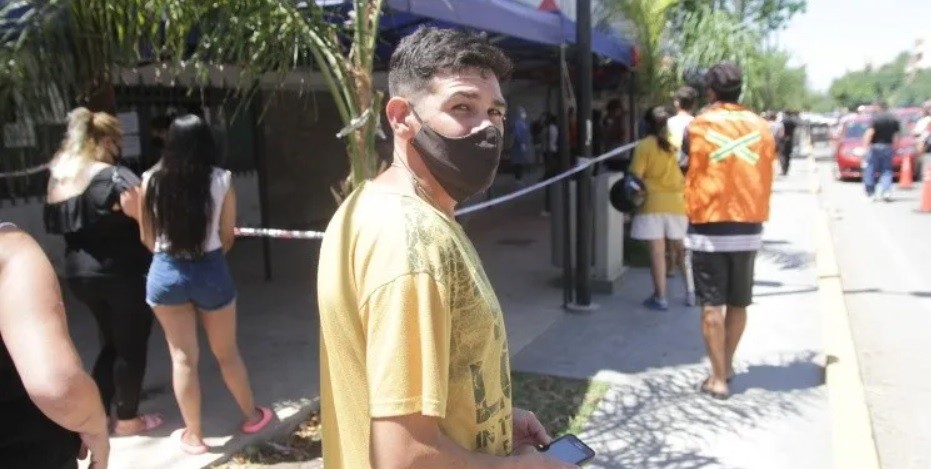 "Peor es robar": está desempleado y cobra por hacer fila en centros de hisopados | Actualidad