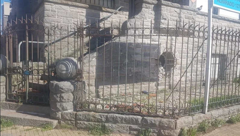 Intentó saltar una reja y se la clavó en los testículos | Actualidad