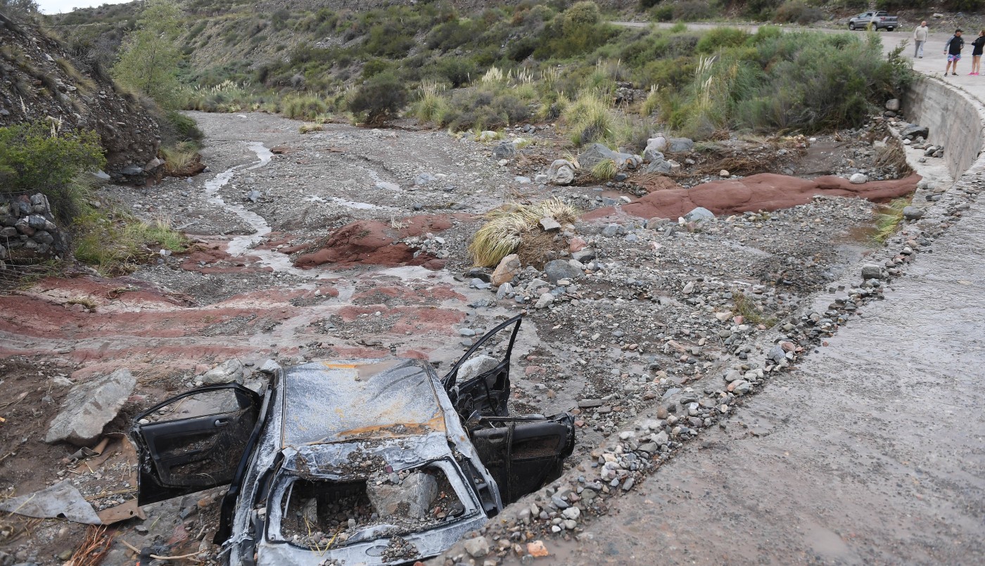 Murieron dos hermanitas y su papá arrastrados por un alud de barro y agua en Mendoza | Actualidad