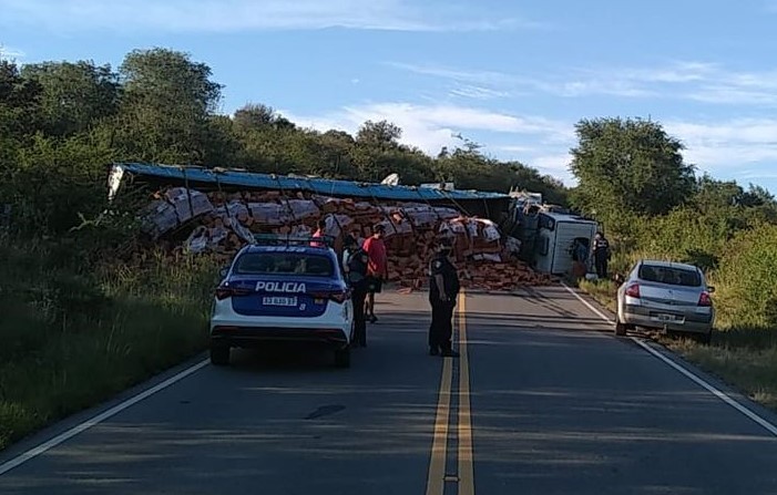 Calamuchita: El vuelco de un camión dejó una ruta cerrada | Córdoba