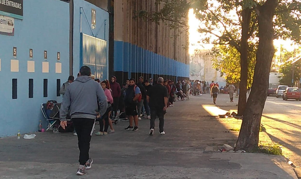 Clásico Talleres - Belgrano: Los piratas pasaron la noche haciendo fila para conseguir una entrada | Córdoba