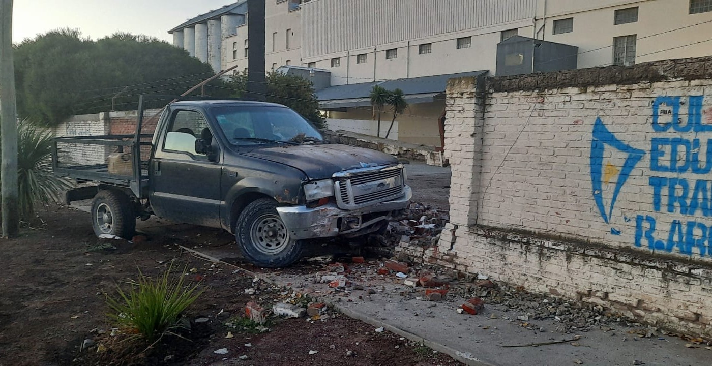 Manejaba alcoholizado, perdió el control de su camioneta y volteó el paredón de una empresa | Actualidad