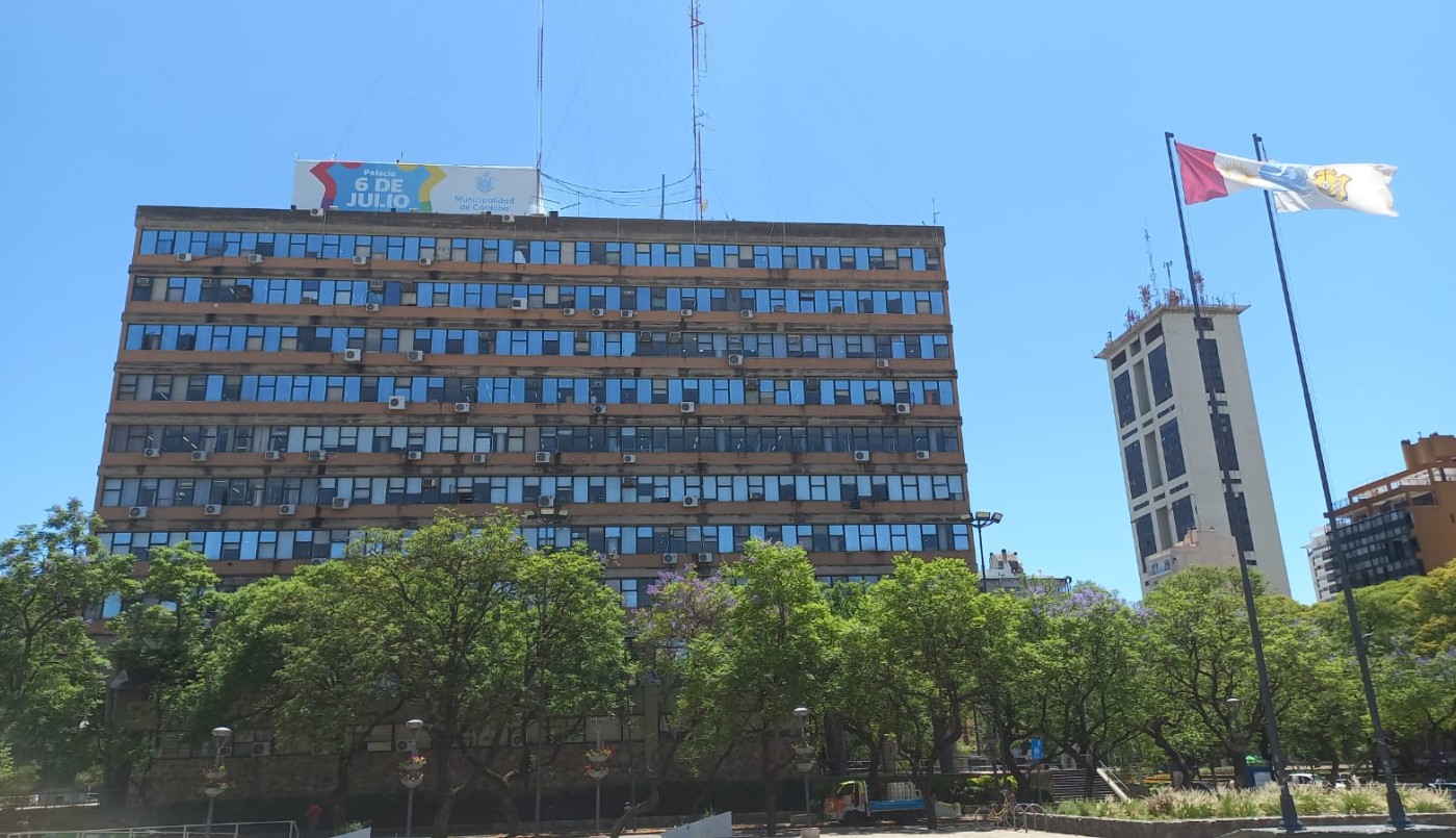 Dos trabajadores de mantenimiento cayeron al vacío en la Municipalidad de Córdoba | Córdoba