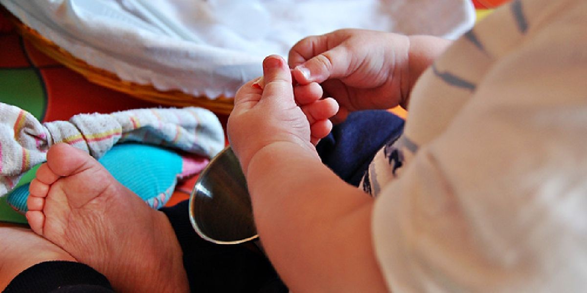 Murió un bebé tras tragarse la pila de un peluche: lo quemó por dentro y le hizo un agujero en el corazón | Internacionales