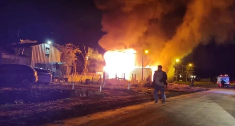 Discutió con su ex mujer, prendió fuego la casa con sus hijos adentro y escapó | Actualidad