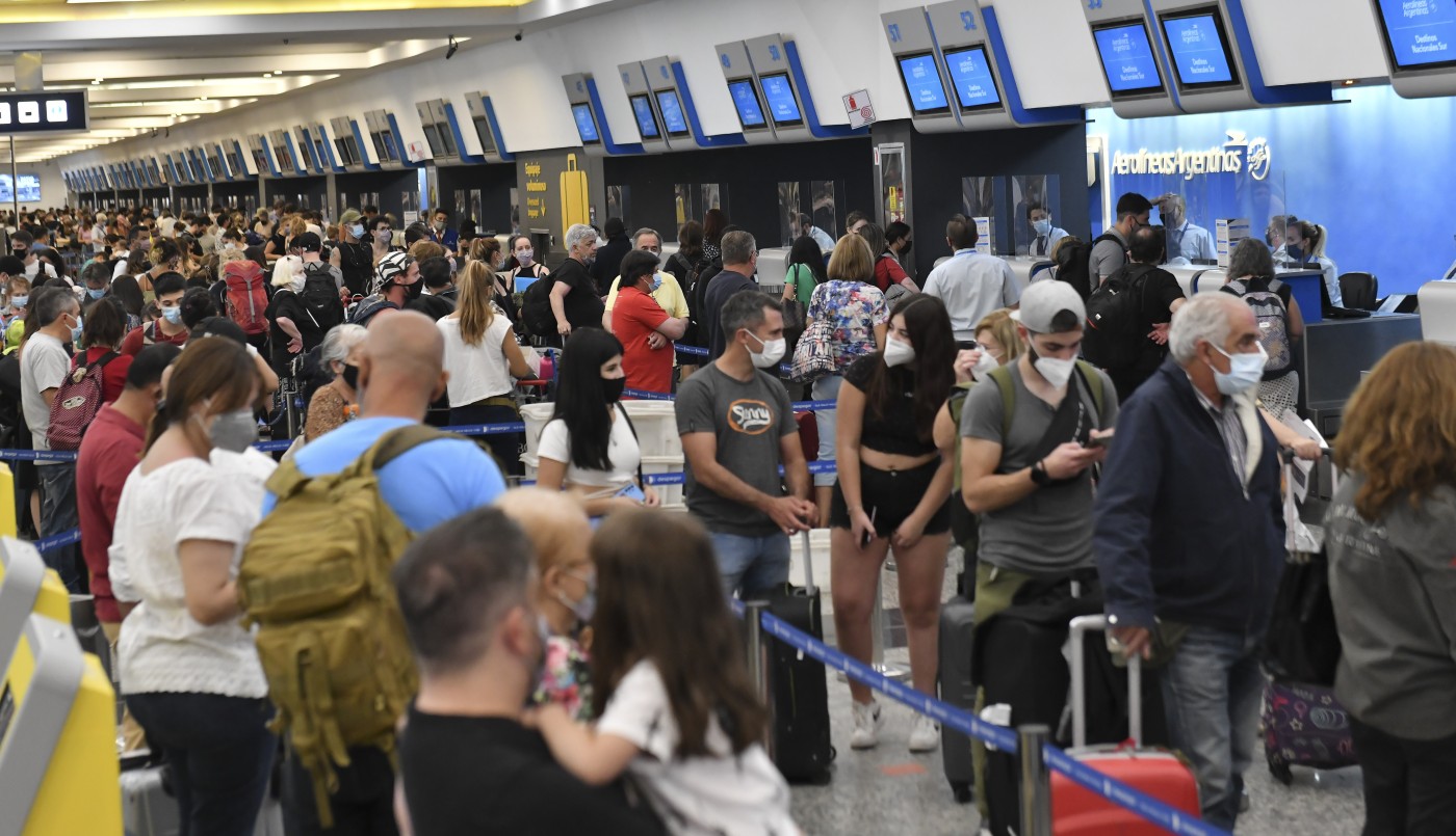 Medida de fuerza de controladores aéreos: reprograman más de 100 vuelos | Actualidad