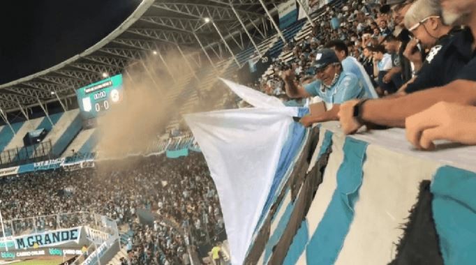 Arrojó cenizas de un hincha en la tribuna de Racing y cayeron sobre el público | Deportes