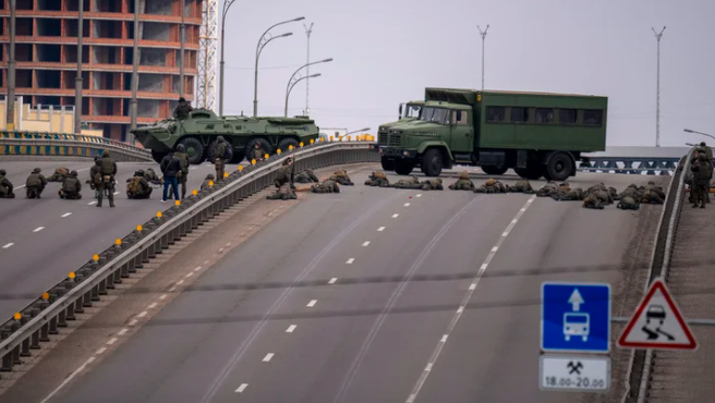 Las tropas rusas sitian Kiev, mientras Putin y Zelensky aceptan el diálogo | Internacionales