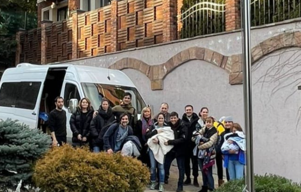 Evacuaron de Ucrania a familias argentinas que viajaron a conocer a sus bebés de vientres subrogados | Internacionales