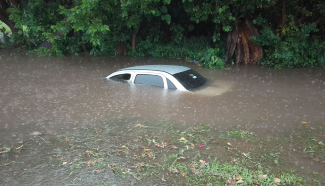 Un auto quedó sumergido bajo el agua por las fuertes tormentas en Córdoba | Córdoba