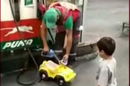 Video: Un nene fue a cargarle nafta a su auto de juguete | Curiosidades