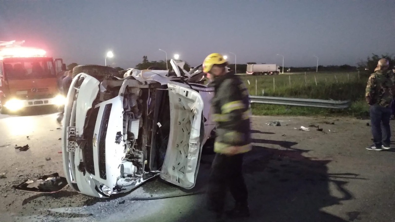 Tres muertos y cuatro heridos en fatal vuelco de un auto en autopista | Actualidad