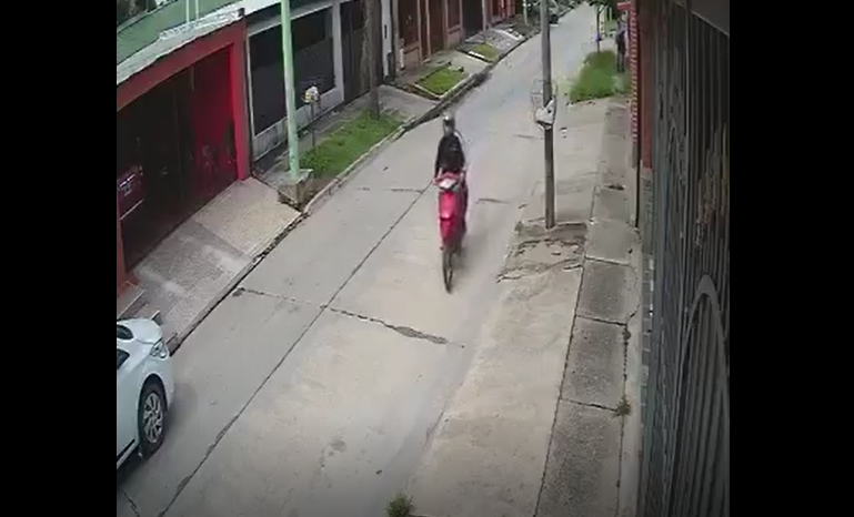 Video: dos delincuentes asaltaron a un joven ciego en Tucumán | Actualidad