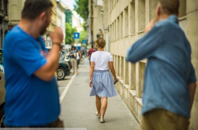 Denunció acoso callejero, lo difundió en redes y los hombres fueron desvinculados de su trabajo | Actualidad