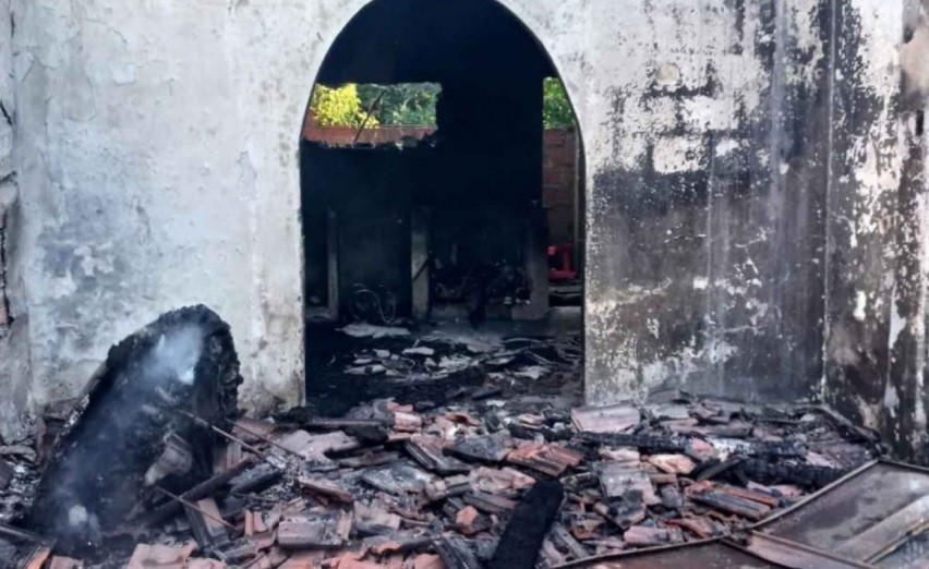 Su vecino lo amenazó de muerte y, cuando lo detuvieron, aprovechó y le quemó la casa | Actualidad