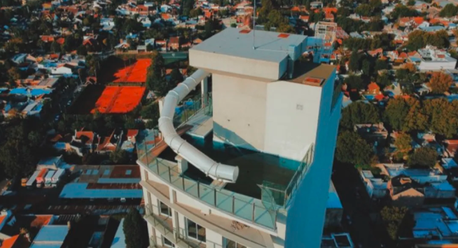 La imagen del tobogán acuático a 100 metros de altura en Temperley que se volvió viral | Curiosidades