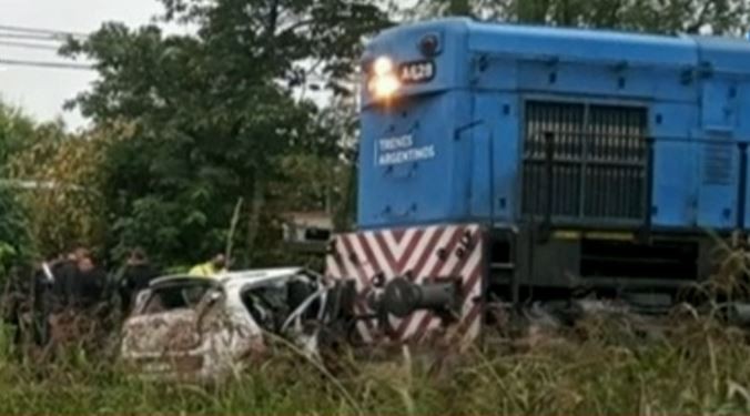 Un tren arrolló a un auto en Moreno: cuatro muertos y un herido grave | Actualidad