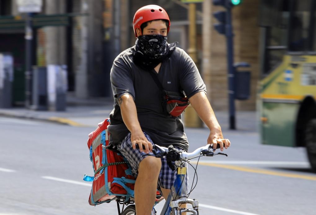 Una heladería le ofreció trabajar de delivery 13 horas por 1.500 pesos y su respuesta se volvió viral | Curiosidades