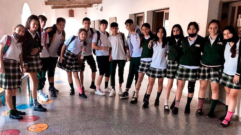 Hizo vestir a su curso con medias de distintos colores para homenajear a su tío con Síndrome de Down: "Es todo lo que está bien" | Actualidad