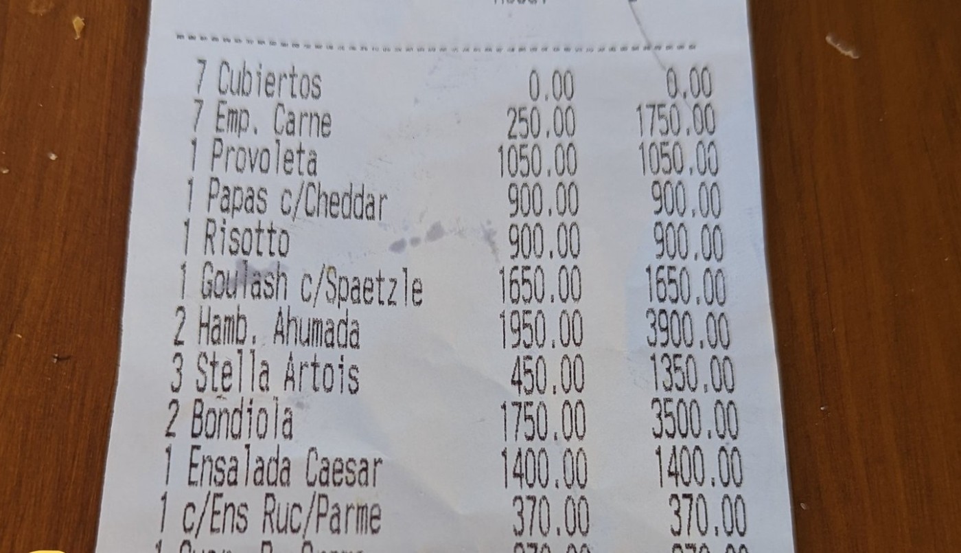 "Si pasa, pasa": fue a comer y en el ticket le "escondieron" un cobro extra | Curiosidades