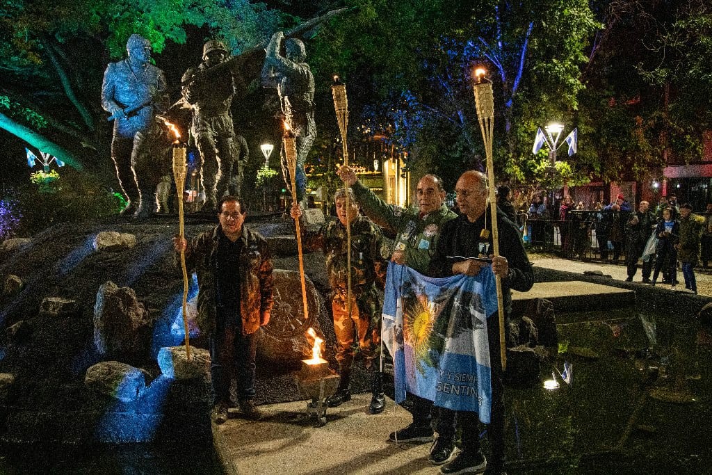 multitudacompañóvigilia2abrilPlazaHéroesMalvinas | Córdoba