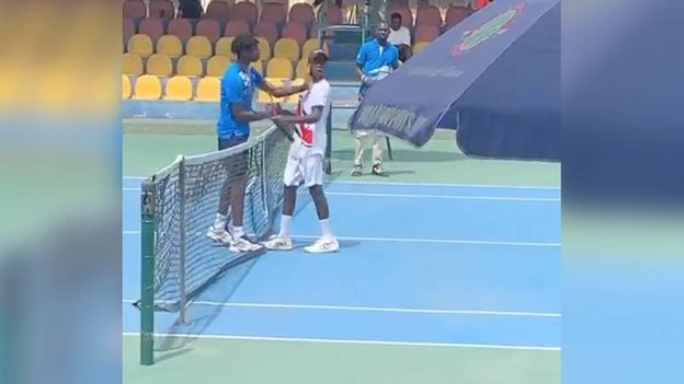 Cacheteó a su rival en un torneo de tenis y todo terminó en una gran batalla campal | Deportes