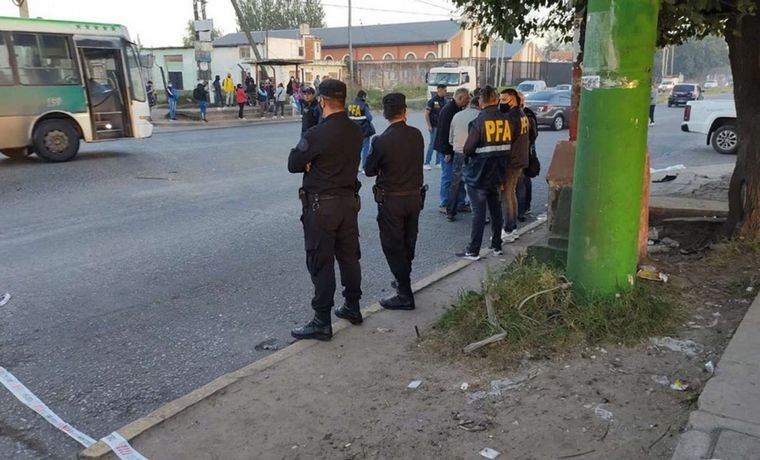Asesinaron a un policía federal en una parada de colectivo y le robaron el arma | Actualidad