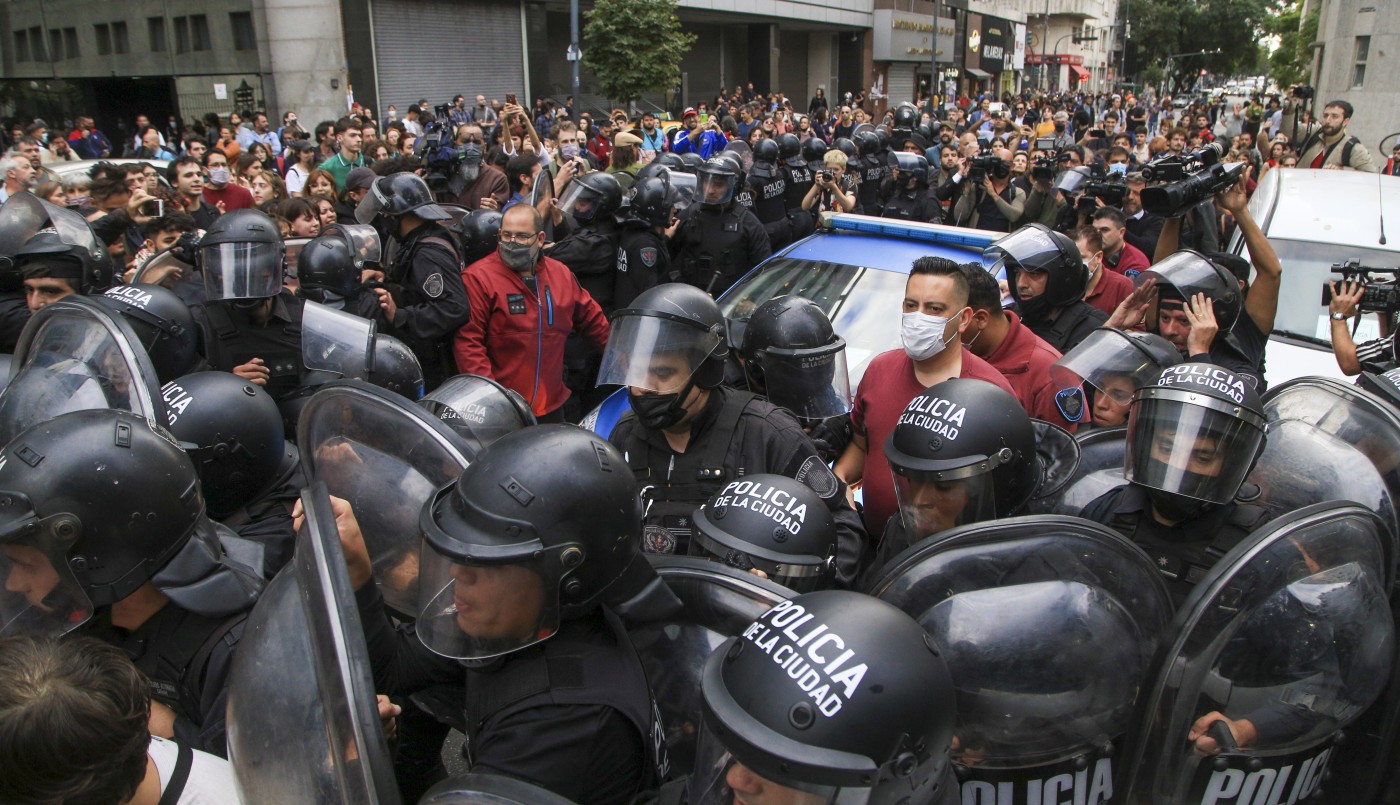 Protesta frente al INCAA: trabajadores del cine chocaron con la policía y hubo detenidos | Actualidad