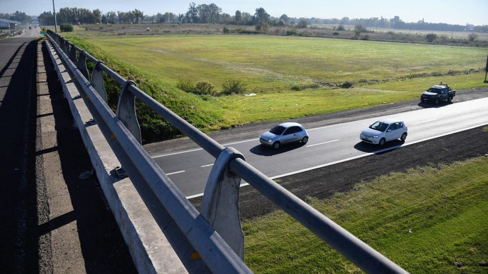 Tiró adoquines en la autopista para frenar a los autos y robarles: una víctima lo mató a tiros | Actualidad