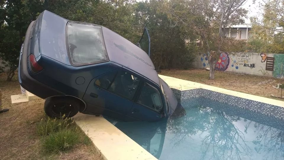 Arreglaba su auto, logró arrancarlo, la embistió y terminó en la pileta | Actualidad