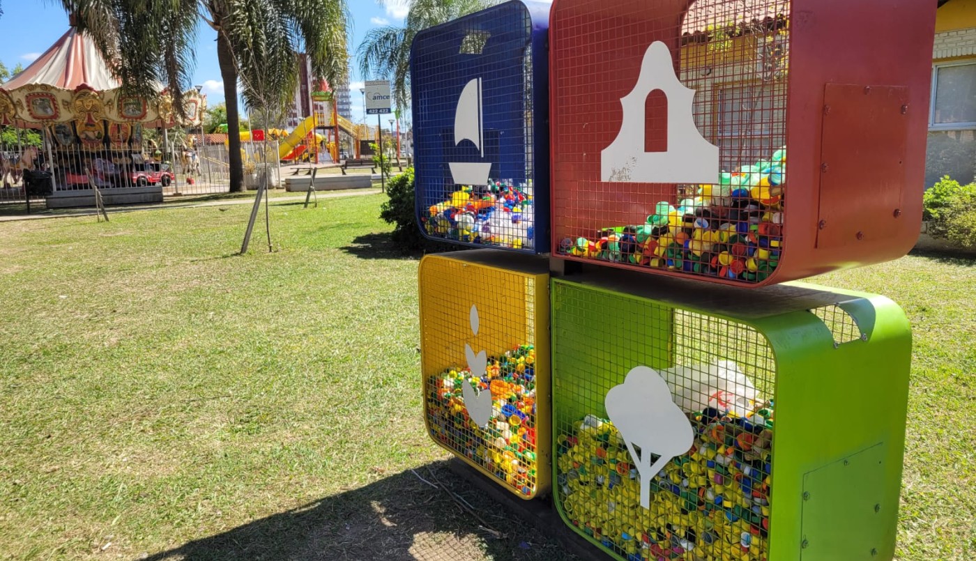 Reciclan tapitas de gaseosas y las convierten en bancos ecológicos para plazas y espacios públicos | Actualidad