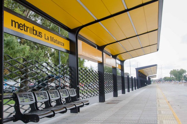 Le arrebataron la mochila mientras esperaba el colectivo y al rato sintió un fuerte ardor: en el robo le tiraron ácido | Actualidad