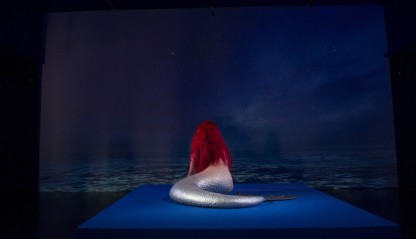 Una sirena escaneada en 3D, con el rostro de Renata Schussheim, provoca un clima apocalíptico | Espectáculos