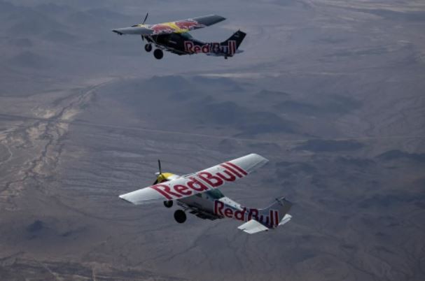 Deporte extremo: Un piloto cambia de avión en pleno vuelo | Deportes