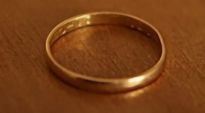 Increíble historia en Esquel: un buzo halló una alianza en un lago y pudo encontrar a la dueña | Actualidad