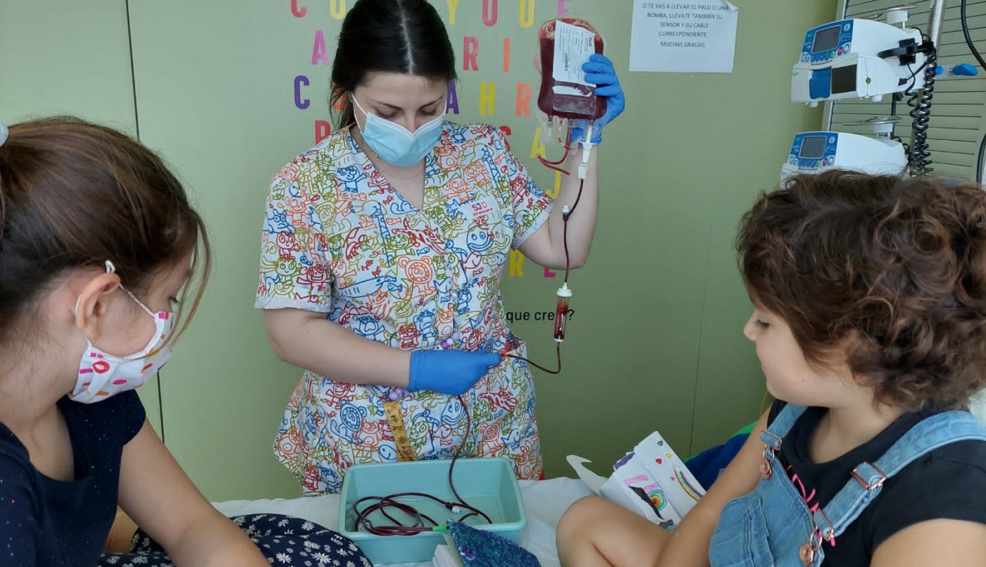 Exitosa campaña para curar a Emily, una niña que padece leucemia: ya está en tratamiento en España | Actualidad