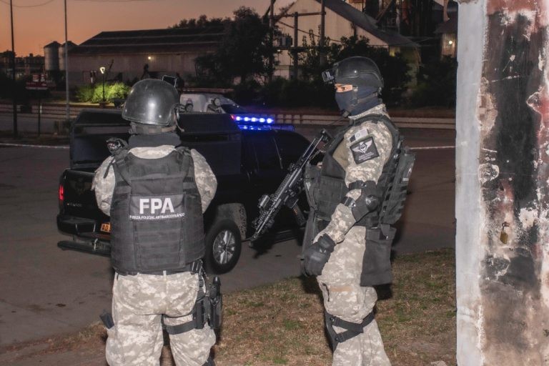 Tiró las drogas al techo de un vecino porque vio que venía la policía: dos detenidos | Córdoba