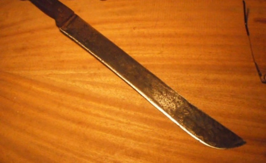 Fue a rescatar a su madre y su padre le dio un machetazo en la cabeza | Actualidad