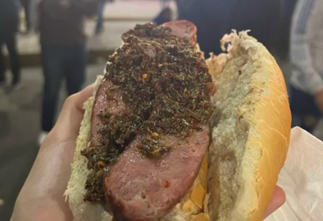 Un turista inglés compró un choripán en la Bombonera y se hizo viral por el precio que pagó | Curiosidades