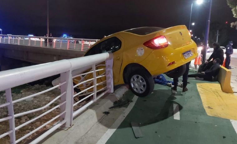 Chocaron de frente un taxi y una moto, el conductor “voló” por el aire | Córdoba