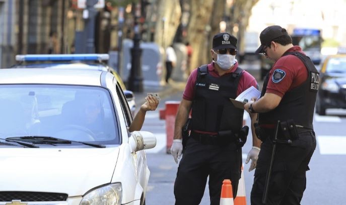 Detuvieron a tres policías bonaerenses por robar 500 mil pesos en un control de tránsito | Actualidad