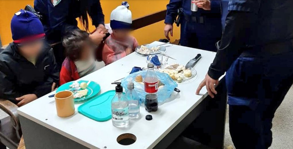 Encuentran a tres niños abandonados en la fría madrugada | Córdoba