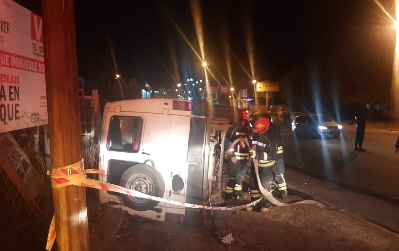 Estacionó el vehículo en la puerta de su despensa, cuando salió lo encontró dado vuelta | Córdoba