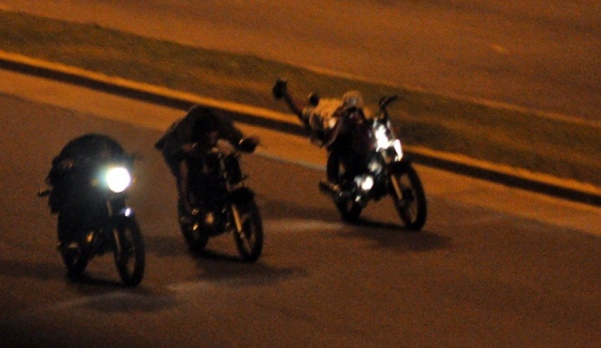 Lo detuvieron por correr una picada y mordió al policía: sus familiares apedrearon a los agentes | Actualidad